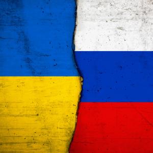 Le drapeaux ukrainien et russe qui se font face