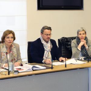 Photo de la Présidente de la Commission du Contrôle budgétaire Diane Adehm, le Premier ministre et Ministre des Médias Xavier Bettel et la Ministre de la Culture Sam Tanson