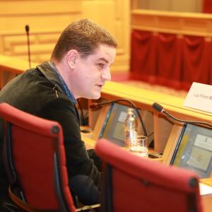 L'auteur de la pétition 2512, Luc Firmin Martiny, réclame l'introduction d'un congé d'éducation.