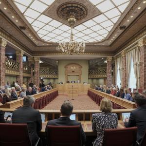 46 candidats élus et des membres du gouvernement faisant fonction sont rassemblés lors de la séance d'ouverture.