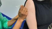 application d'un vaccin dans le bras d'une femme