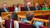 Bundespräsident Frank-Walter Steinmeier im Gespräch mit jungen Luxemburger:innen im Plenarsaal des Parlaments