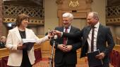 Remise traditionnelle du budget : Diane Adehm (rapportrice), Claude Wiseler (Président de la Chambre), Gilles Roth (Ministre des Finances).