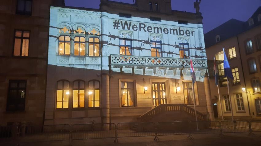 Le bâtiment de la Chambre illuminé avec le slogan #WeRemember en mémoire des victimes de la Shoah. le bâtiment de la Chambre illuminé avec le slogan #WeRemember en mémoire des victimes de la Shoah