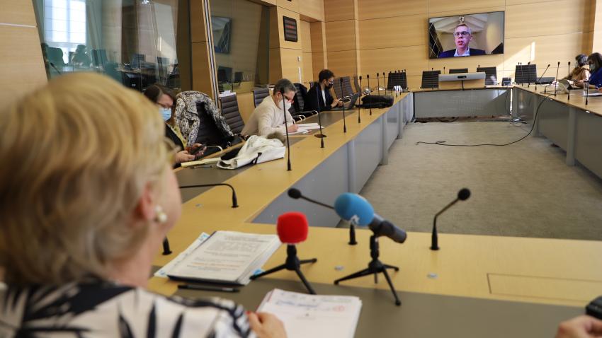Léon Gloden sur un écran dans une salle de réunion 