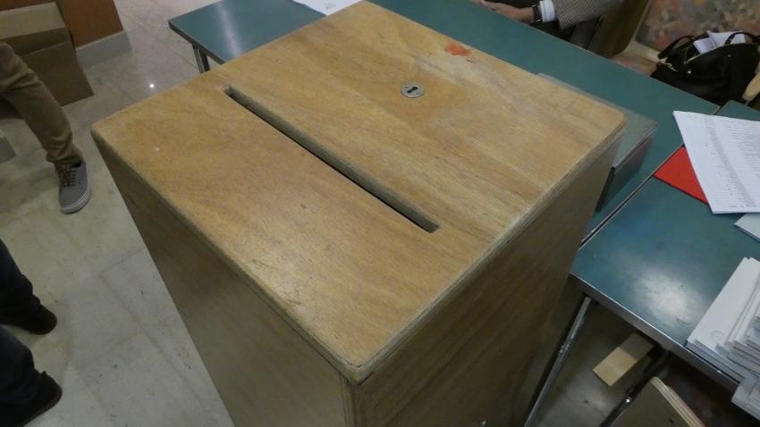 Une urne électorale en bois