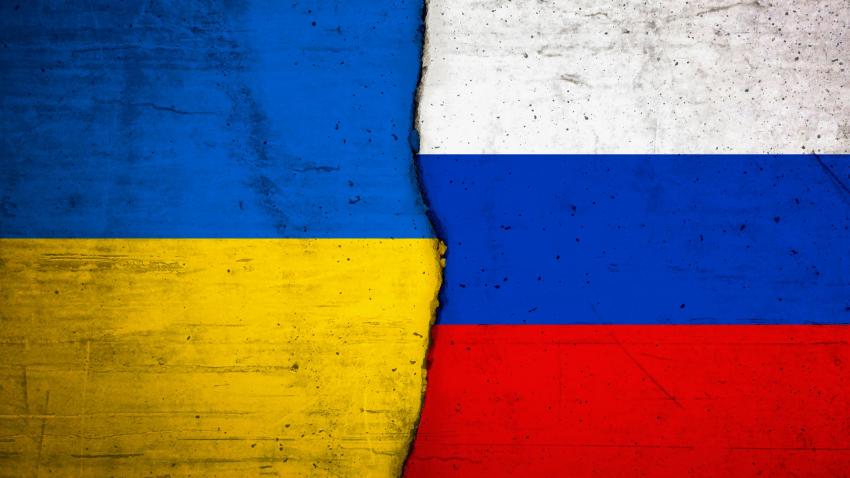 Le drapeaux ukrainien et russe qui se font face