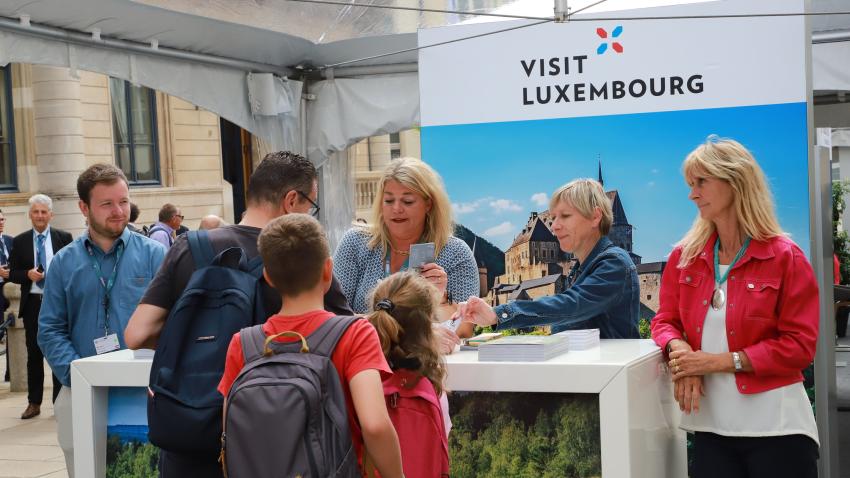 Le public peut s'informer aux stands d'information sur les neuf pays représentés.