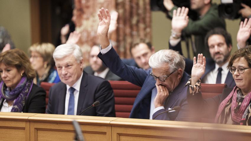 Les députés ont élu le nouveau Président à l'unanimité.