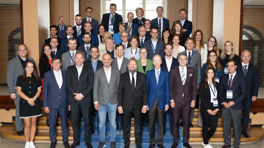 Une cinquantaine de parlementaires et d’experts sur l'espace réunis au Riigikogu.