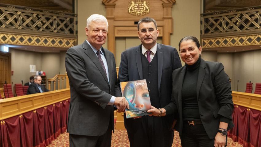 Le Président de la Chambre des Députés Claude Wiseler, l'Ombudsman fir Kanner a Jugendlecher Charel Schmit et la Présidente de la Commission de l'Éducation nationale, de l'Enfance et de la Jeunesse Barbara Agostino lors de la remise du rapport 2025.