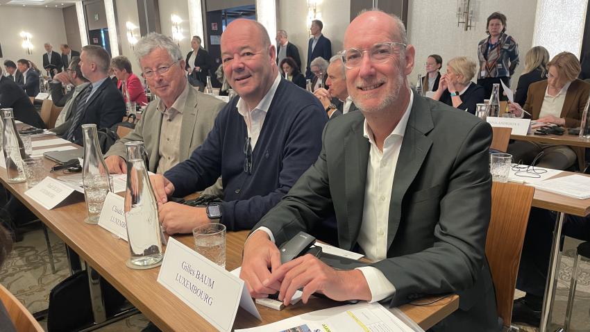 Les députés Emile Eicher (CSV), Claude Haagen (LSAP) et Gilles Baum (DP) lors d’un briefing dans le cadre de la mission d’observation électorale à Hongrie
