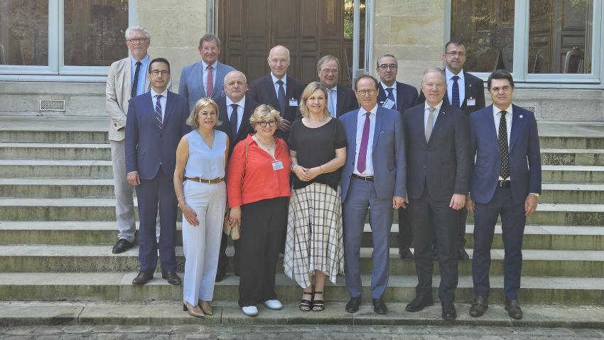 Les membres de la Conférence avec Yaël Braun-Pivet, Présidente de l'Assemblée nationale française