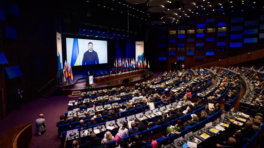Les membres de l'AP-OSCE en séance plénière lors de l'allocution d’ouverture vidéo de Monsieur le Président Volodymyr Zelenskyy