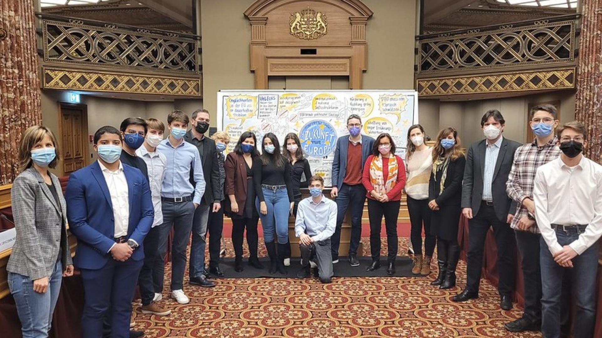 Photo de groupe prise lors des discussions entre députés et jeunes sur l'avenir de l'Union européenne