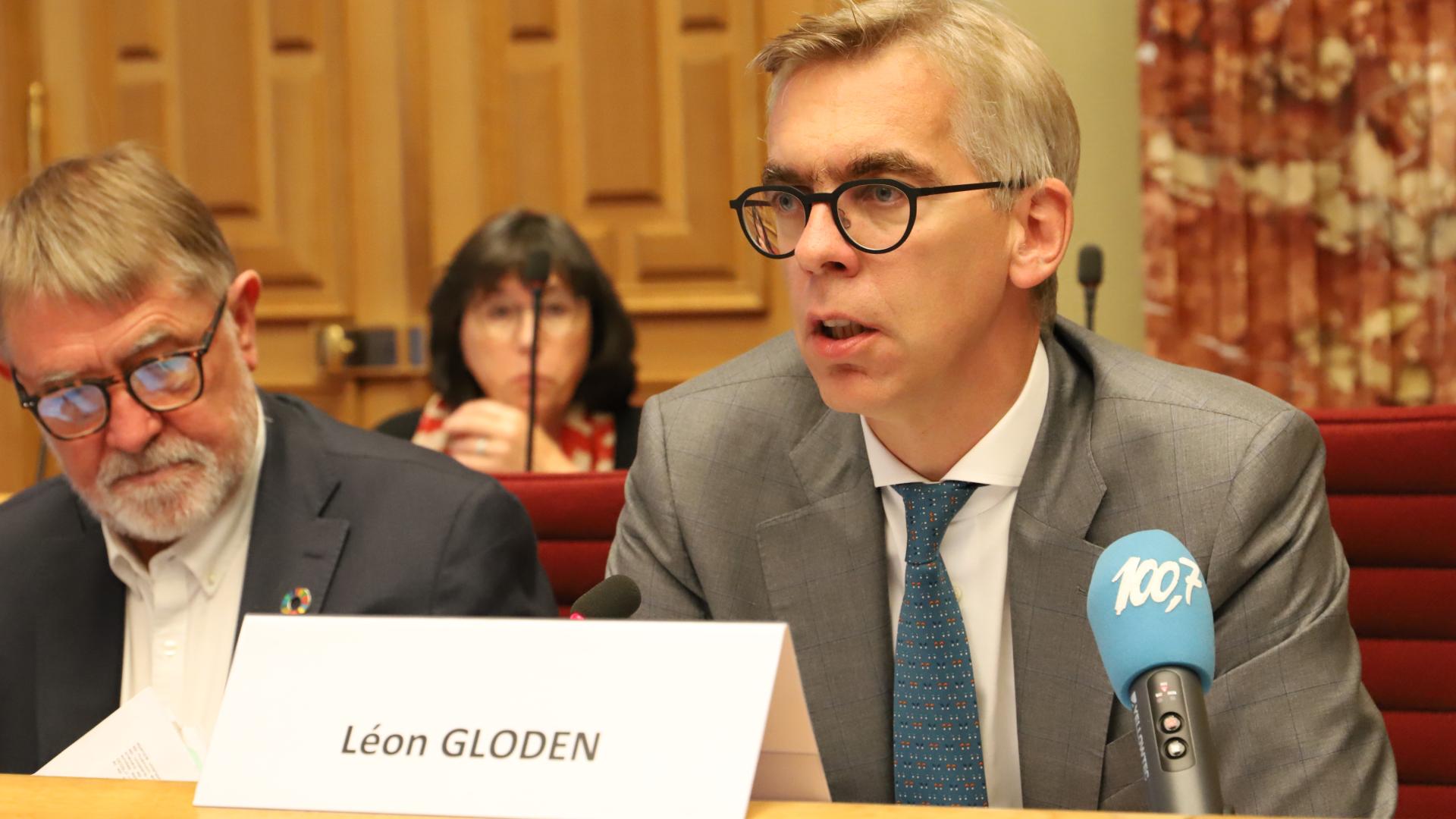 Léon Gloden parle dans le micro pendant la conférence de presse dans la salle plénière de la Chambre des Députés