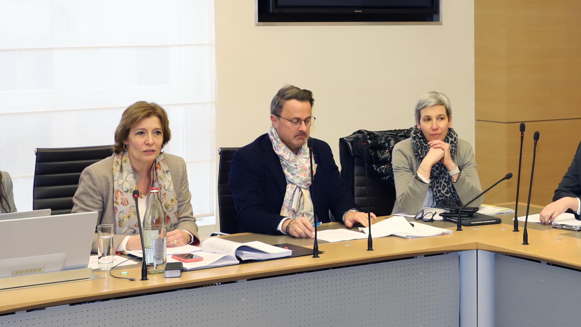 Photo de la Présidente de la Commission du Contrôle budgétaire Diane Adehm, le Premier ministre et Ministre des Médias Xavier Bettel et la Ministre de la Culture Sam Tanson