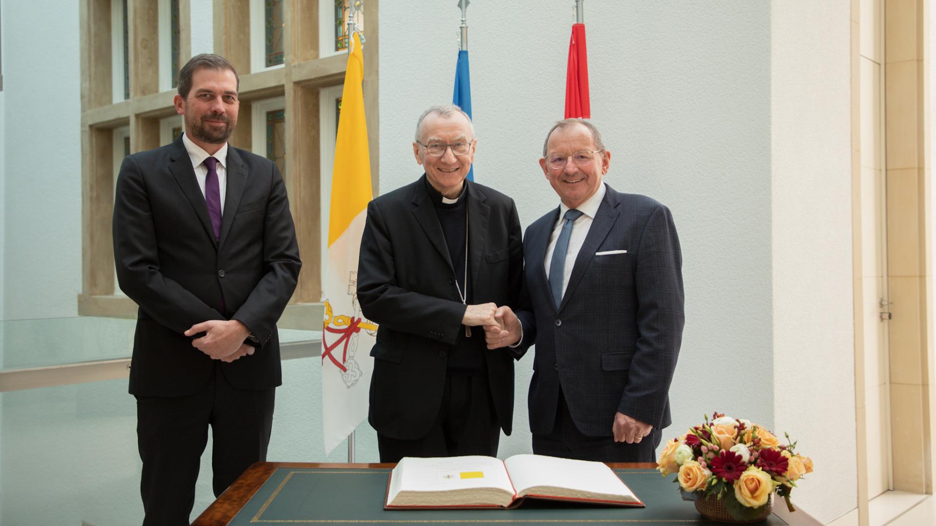 Le Secrétaire d’État du Saint-Siège le Cardinal Pietro Parolin a été accueilli à la Chambre des Députés par son Président Fernand Etgen et par le Président de la Commission des Affaires étrangères et européennes Yves Cruchten. 