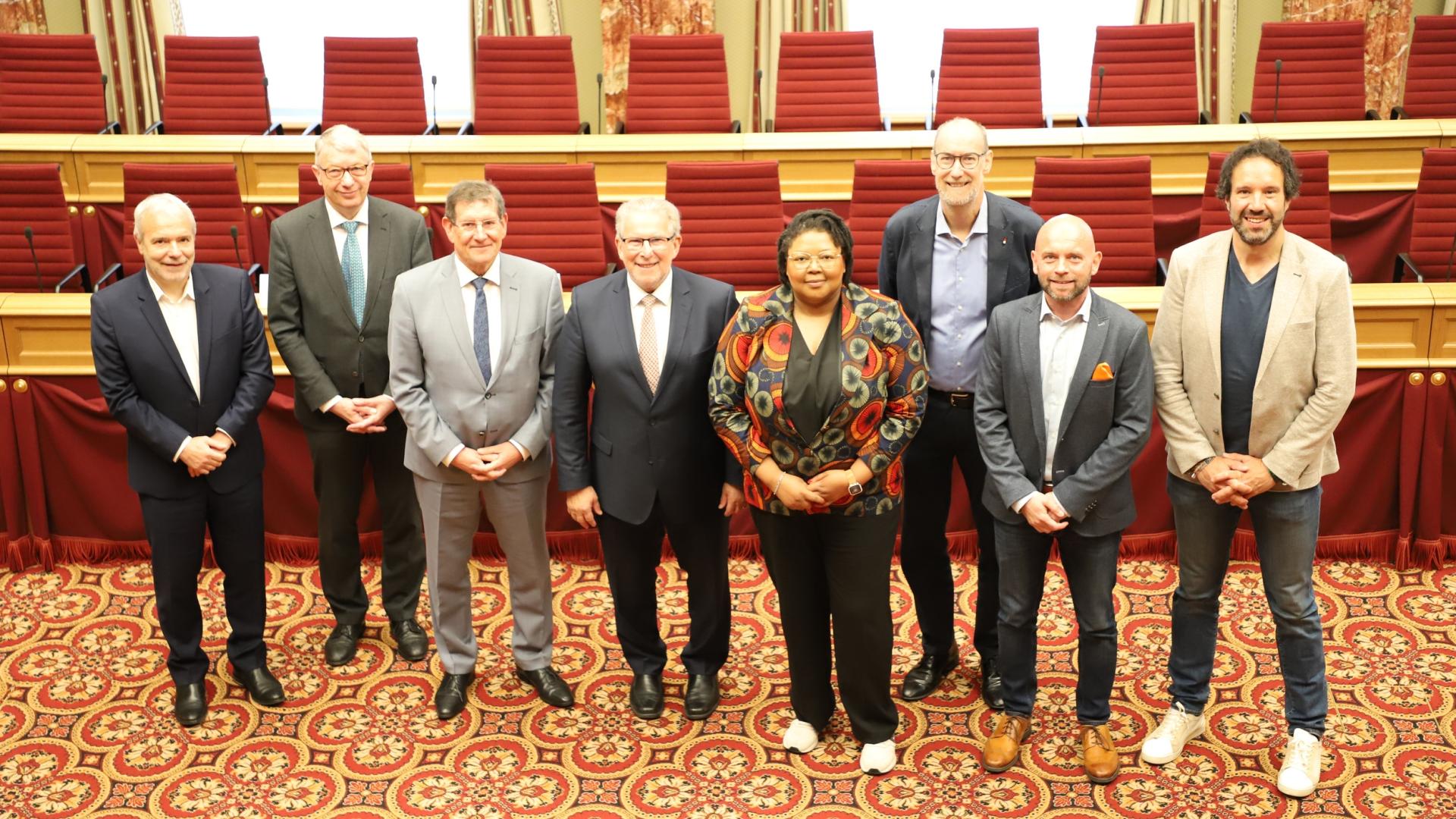 La rapporteuse spéciale sur le droit à la santé physique et mentale du Conseil des droits de l'Homme des Nations Unies entourée des membres des Commissions de la Santé et des Affaires étrangères de la Chambre des Députés.