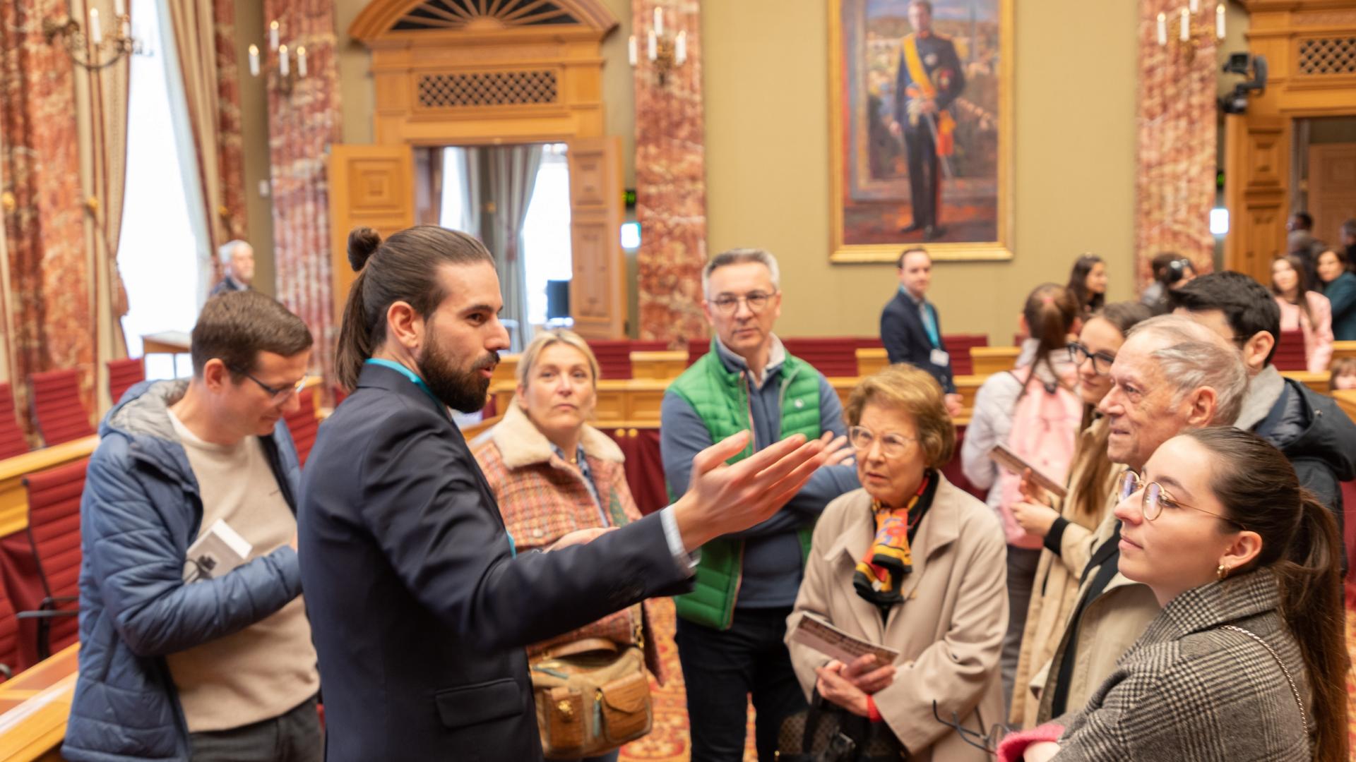  Lors des visites guidées en plusieurs langues proposées par les collaborateurs de l’Administration parlementaire, les visiteurs se sont informés sur le fonctionnement du système démocratique au Grand-Duché.