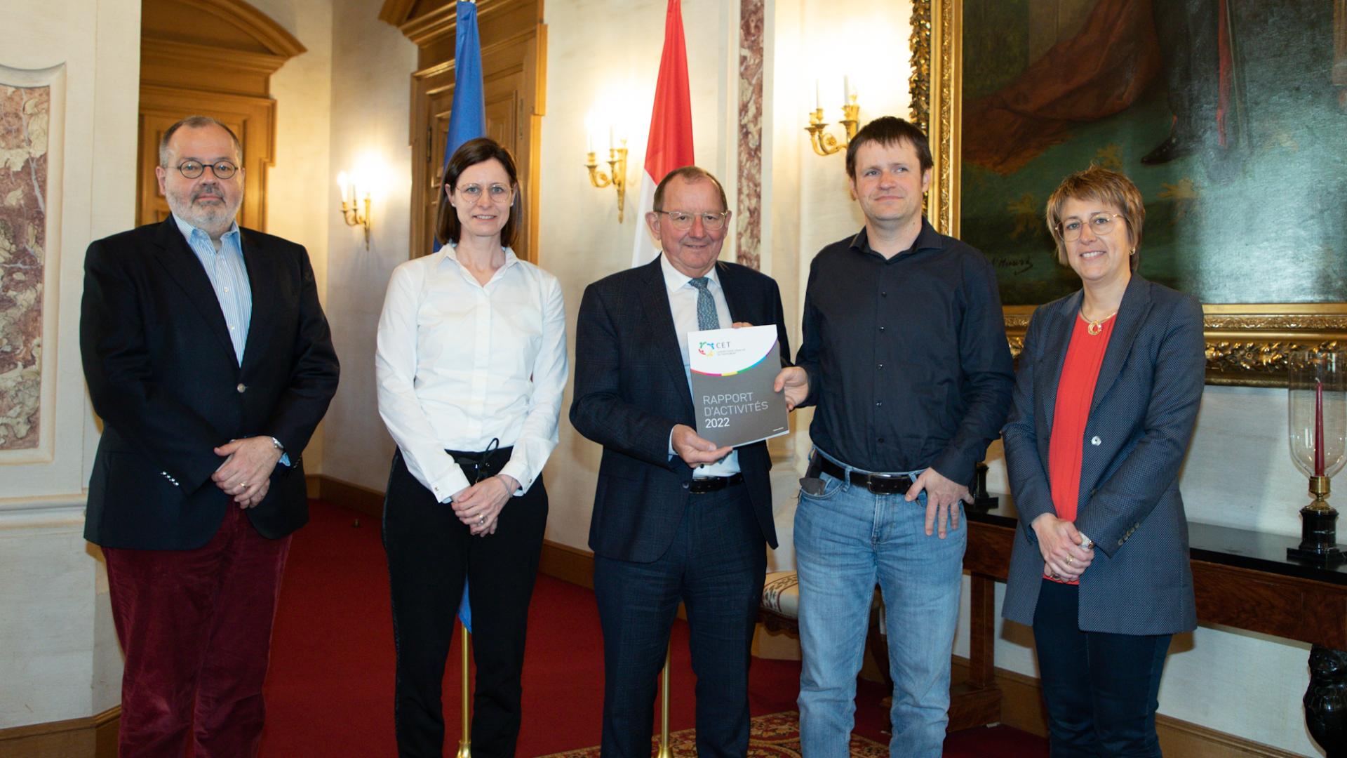 Remise du rapport 2022 du CET : Benoît Reiter (Secrétaire général adjoint de la Chambre), Sylvie Kerger (membre du collège du CET), Fernand Etgen (Président de la Chambre), Patrick Hurst (Président du CET), Nathalie Morgenthaler (Directrice du CET)