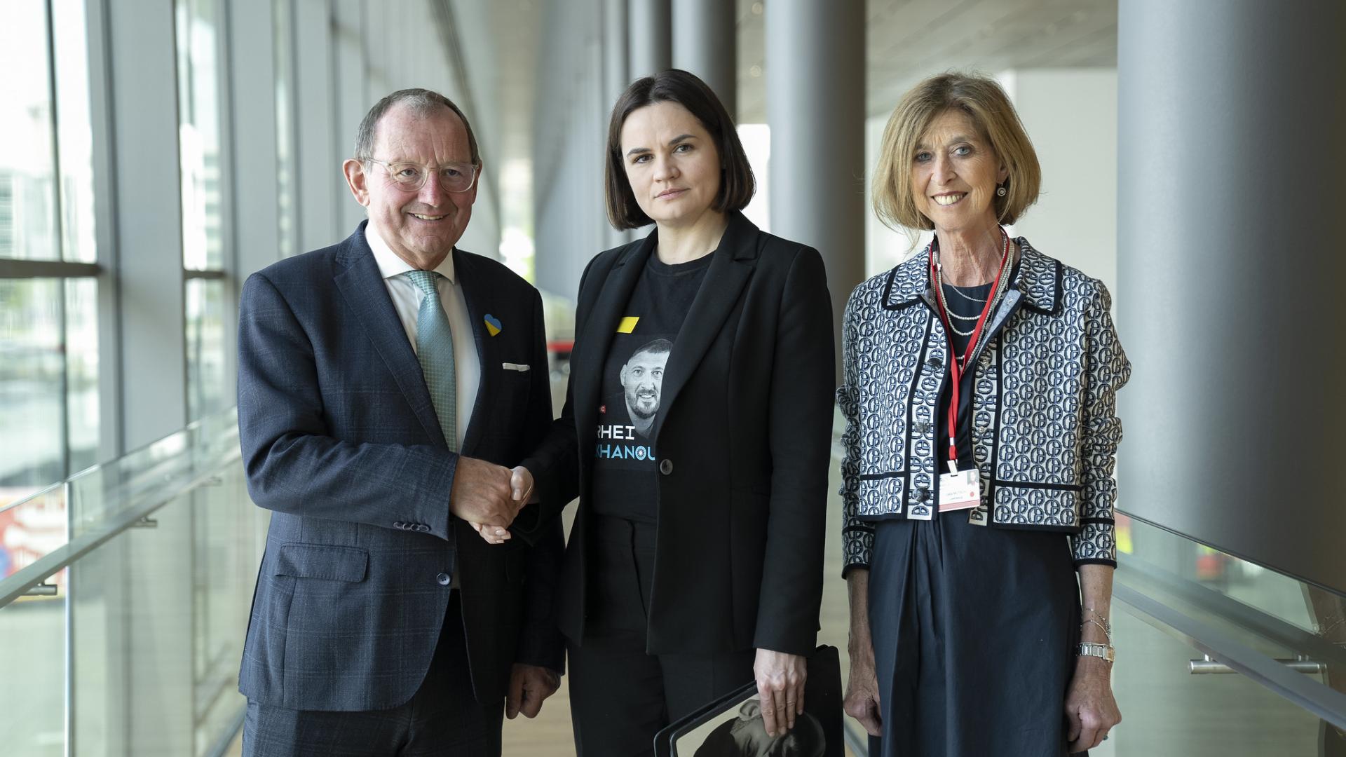 Le Président de la Chambre des Députés Fernand Etgen (à gauche) et la députée luxembourgeoise Lydia Mutsch (à droite) ont rencontré entre la cheffe de l’opposition du Bélarus Svetlana Tsikhanouskaïa.