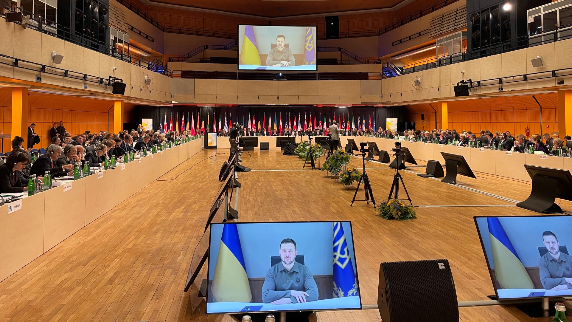 La conférence « Crimea platform » a réuni des représentants de haut niveau des parlements de plus de 40 États à Prague pour réaffirmer le soutien international à l'Ukraine. 