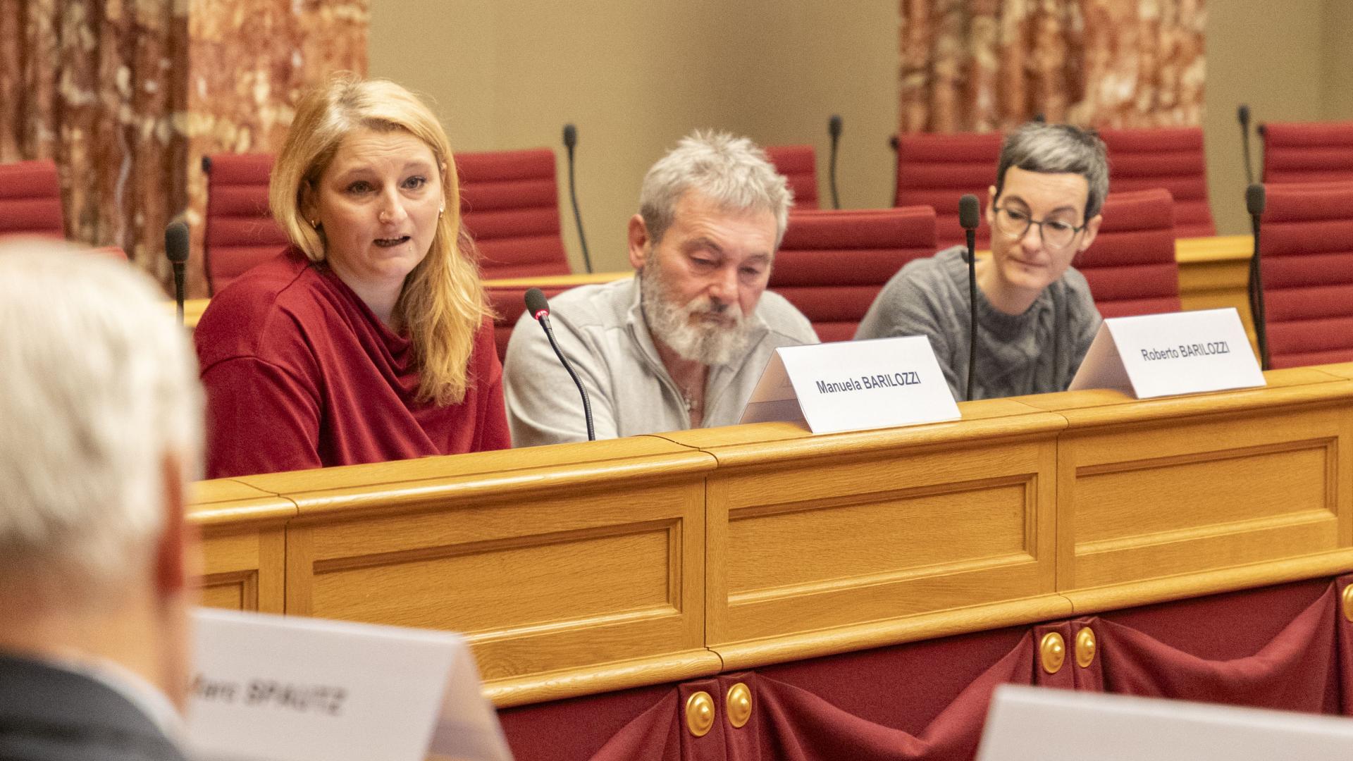 Manuela Barilozzi, initiatrice de la pétition 2601, présente sa cause aux députés.