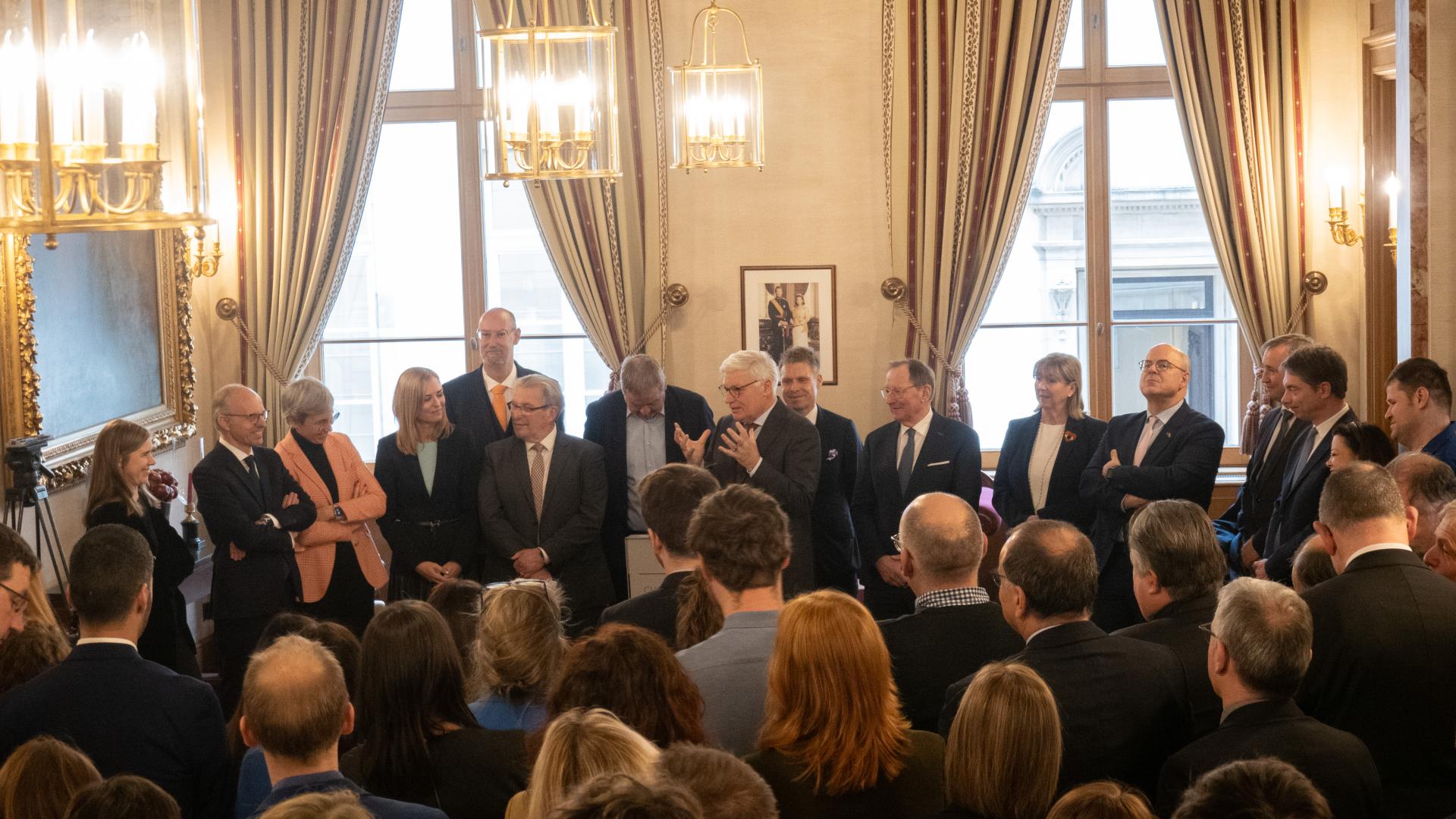 Le Président de la Chambre Claude Wiseler, les membres du Bureau et de la Conférence des Présidents ainsi que le Premier ministre Luc Frieden et la Ministre Elisabeth Margue lors de la réception de Nouvel An à la Chambre.