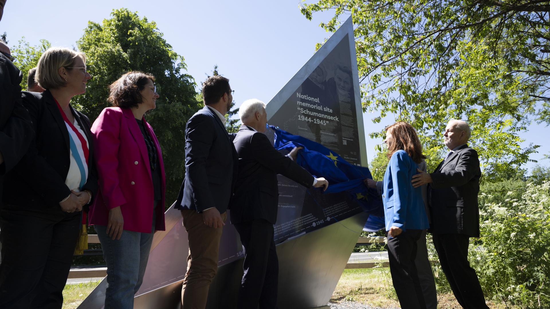 Dévoilement de la stèle « Liberation Route Europe (LRE) » au Schumannseck par le Président de la Chambre des Députés Claude Wiseler et la Représentante de la Commission européenne au Luxembourg Anne Calteux.
