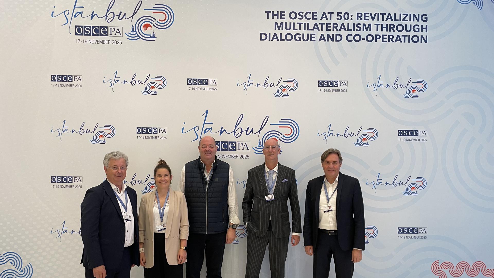 La délégation luxembourgeoise : Emile Eicher (CSV), Alexandra Schoos (ADR), Claude Haagen (LSAP), Gilles Baum (DP) et Marc Lies (CSV) (de gauche à droite) 