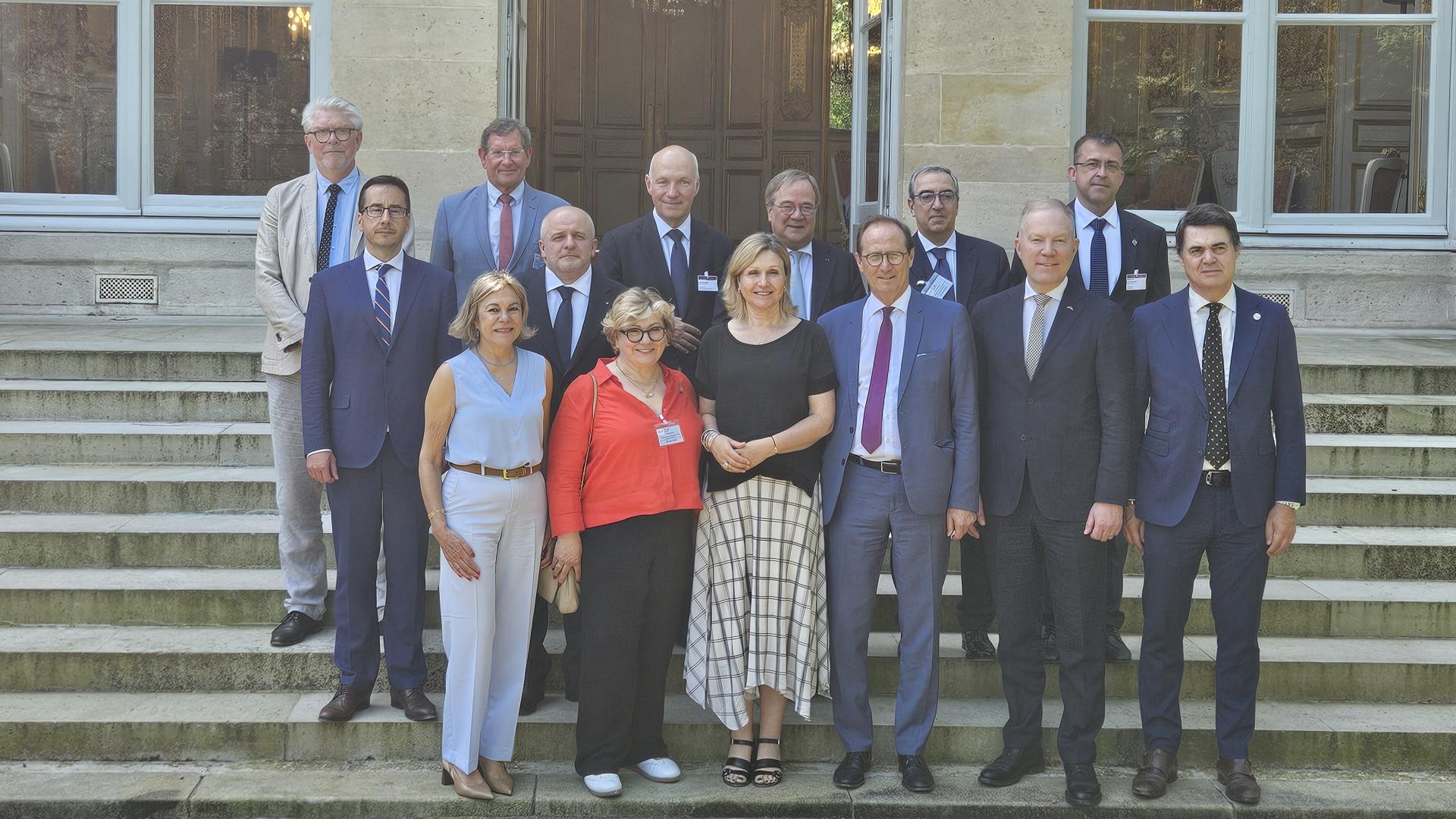 Les membres de la Conférence avec Yaël Braun-Pivet, Présidente de l'Assemblée nationale française